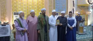 Ustaz Abdul Manap menerima cenderahati daripada pihak Masjid Al Kauthar Tawau