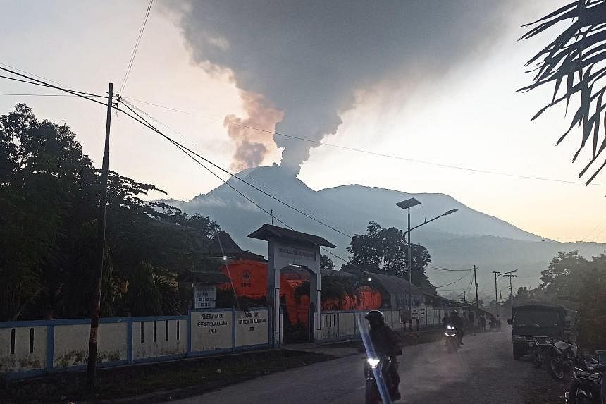 letusan gunung