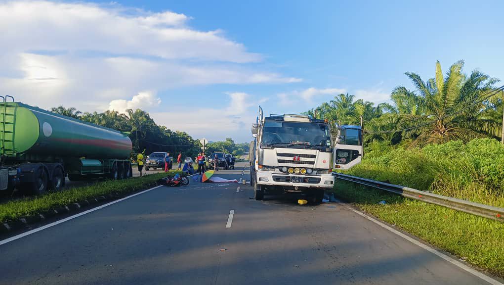 Penunggang Motosikal Maut Langgar Lori Rosak Di Jalan Apas Balung
