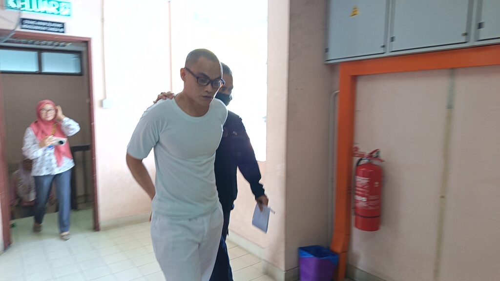 Tertuduh dibawa di mahkamah