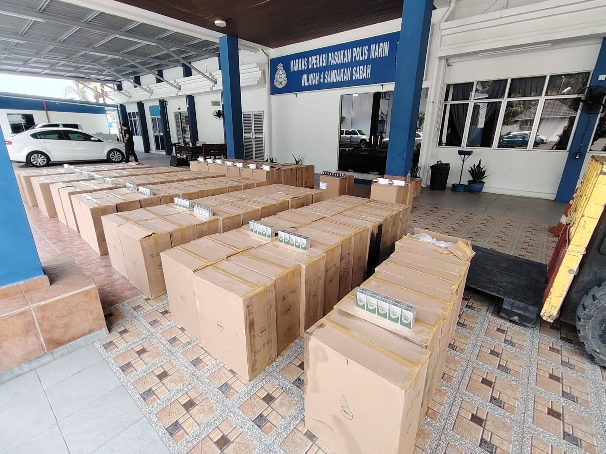 rokok dirampas Polis Marin dan SPRM di Sandakan