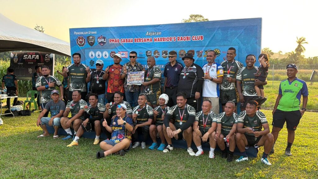 Datuk Andy Suryady merakamkan gambar kenangan bersama pasukan ragbi yang bertanding