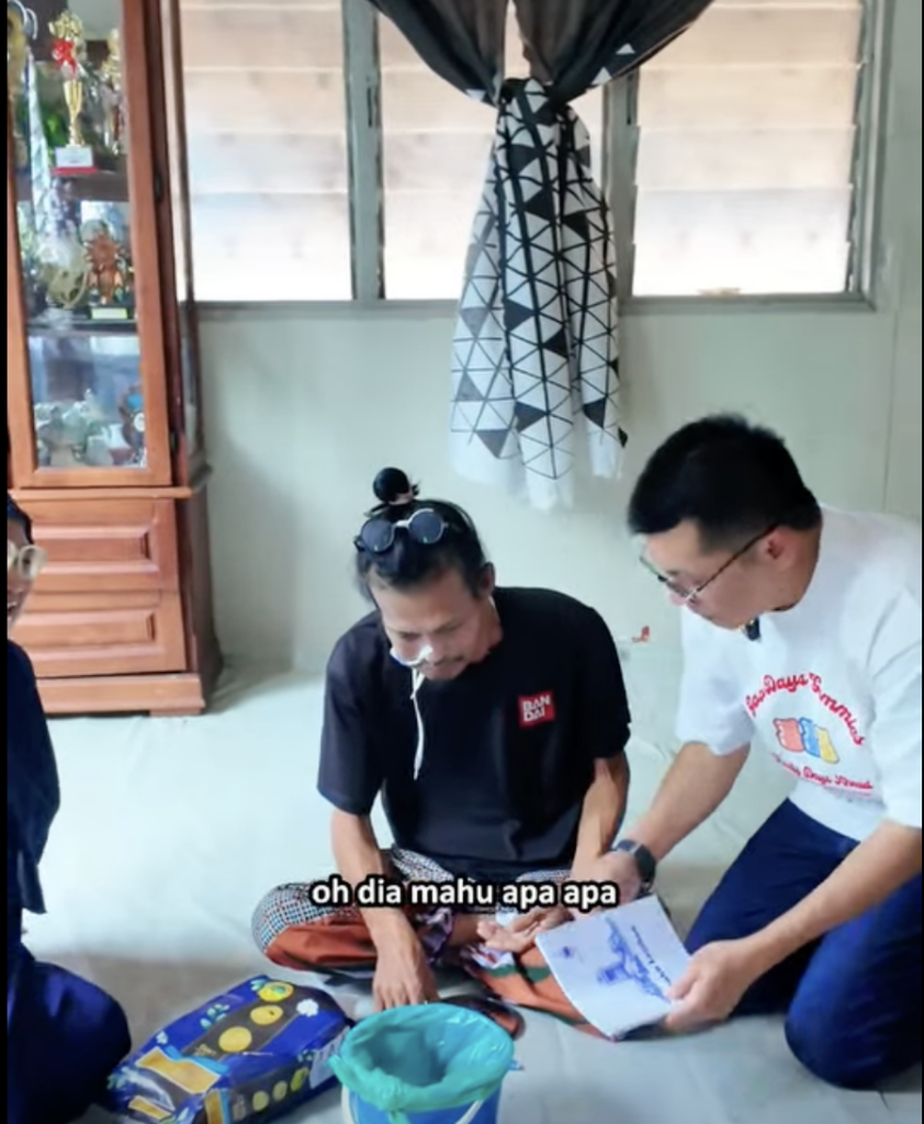 Boss Gary melawat bapa kepada Flora dirumahnya