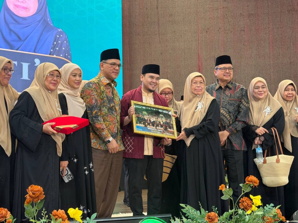 Ustaz Hilman Fauzi, penceramah program Menata Hati menerima cenderahati daripada penganjur